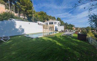 A beautiful, renovated villa with panoramic sea views.
